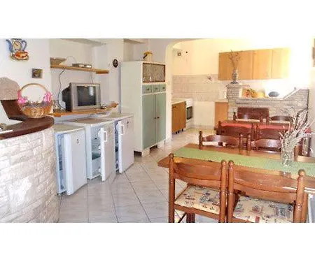 Πανσιόν Rooms Violanda *